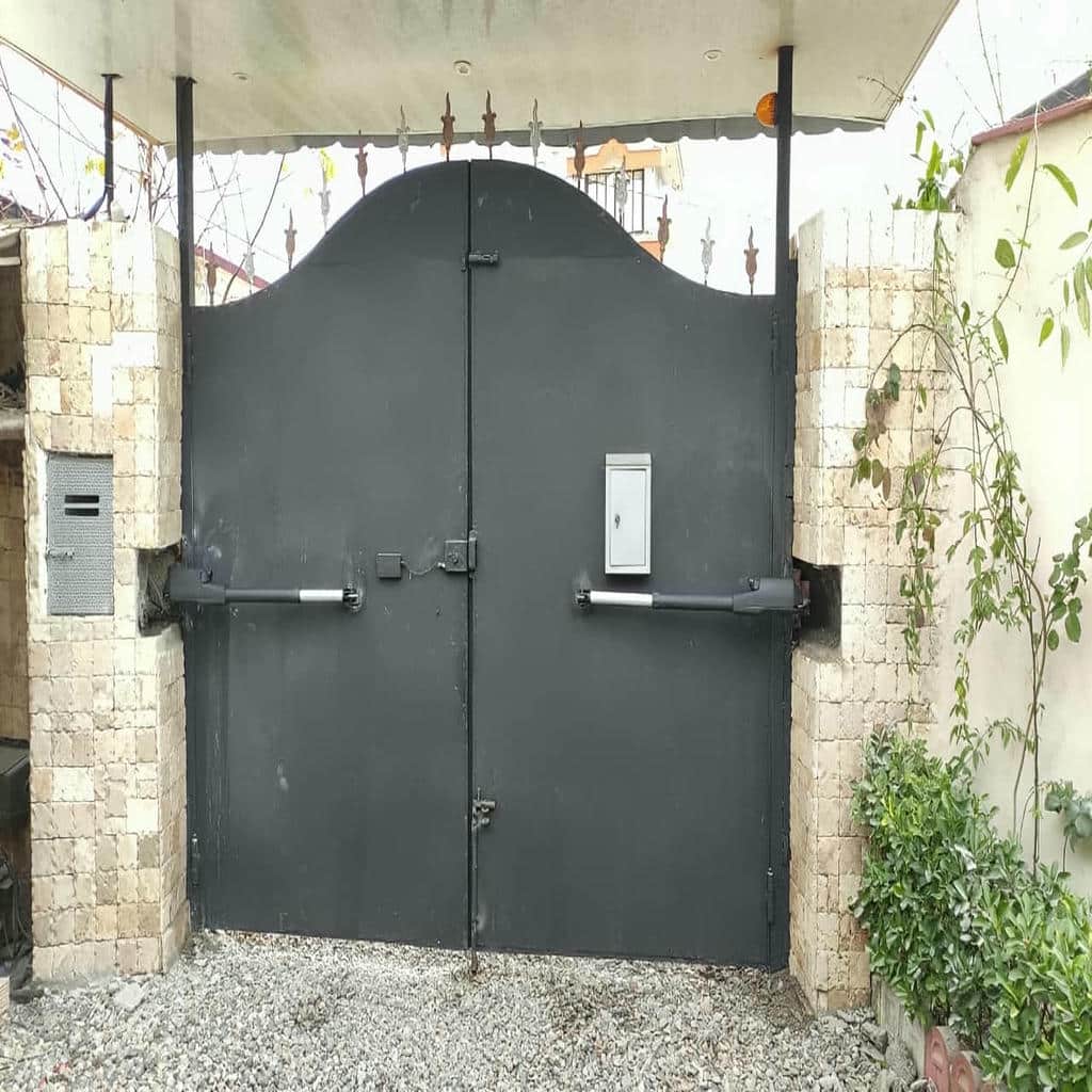 جک پارکینگی ریلی کنار در فلزی ساختمان