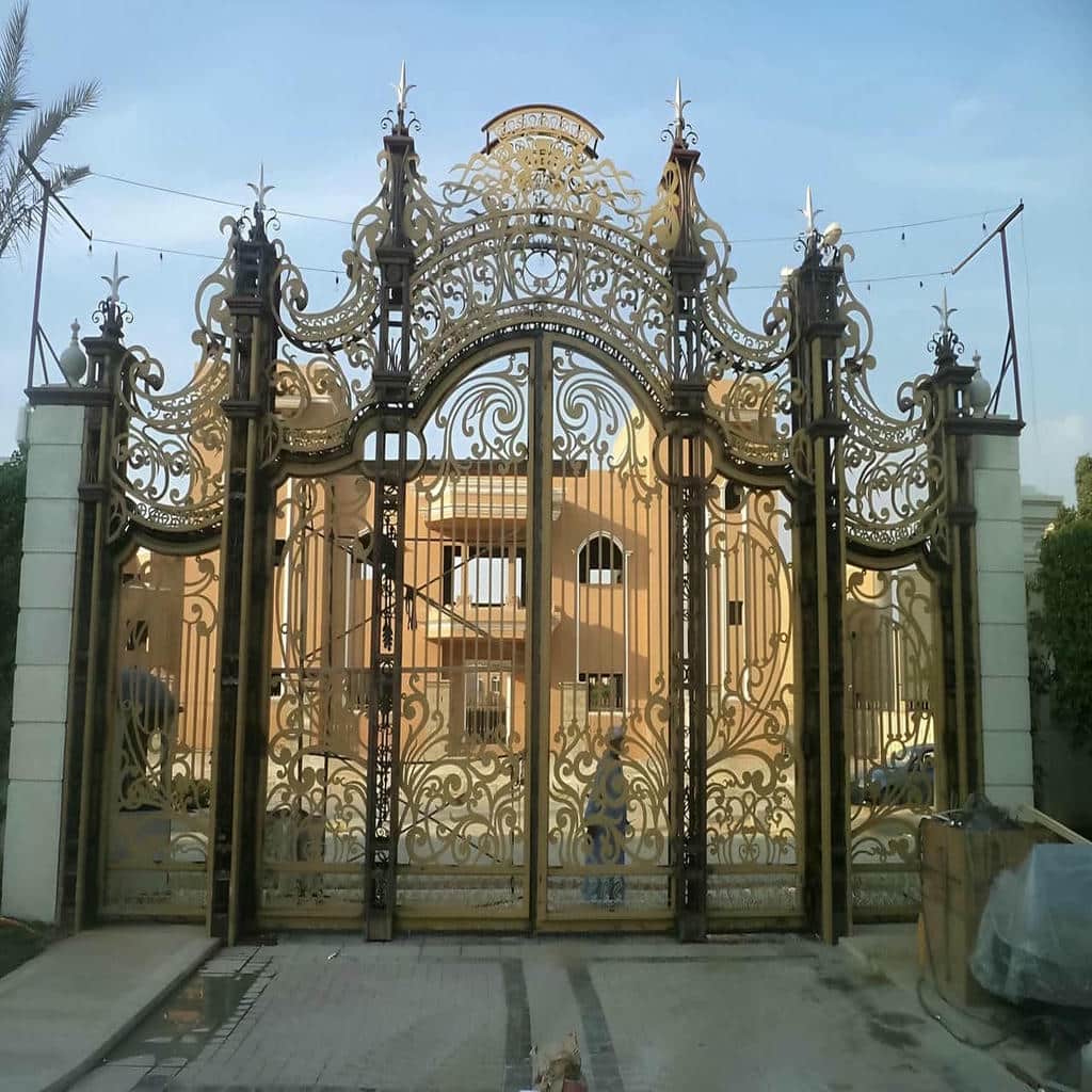 درب گلنرده دار حیاط با چهارچوب مستحکم