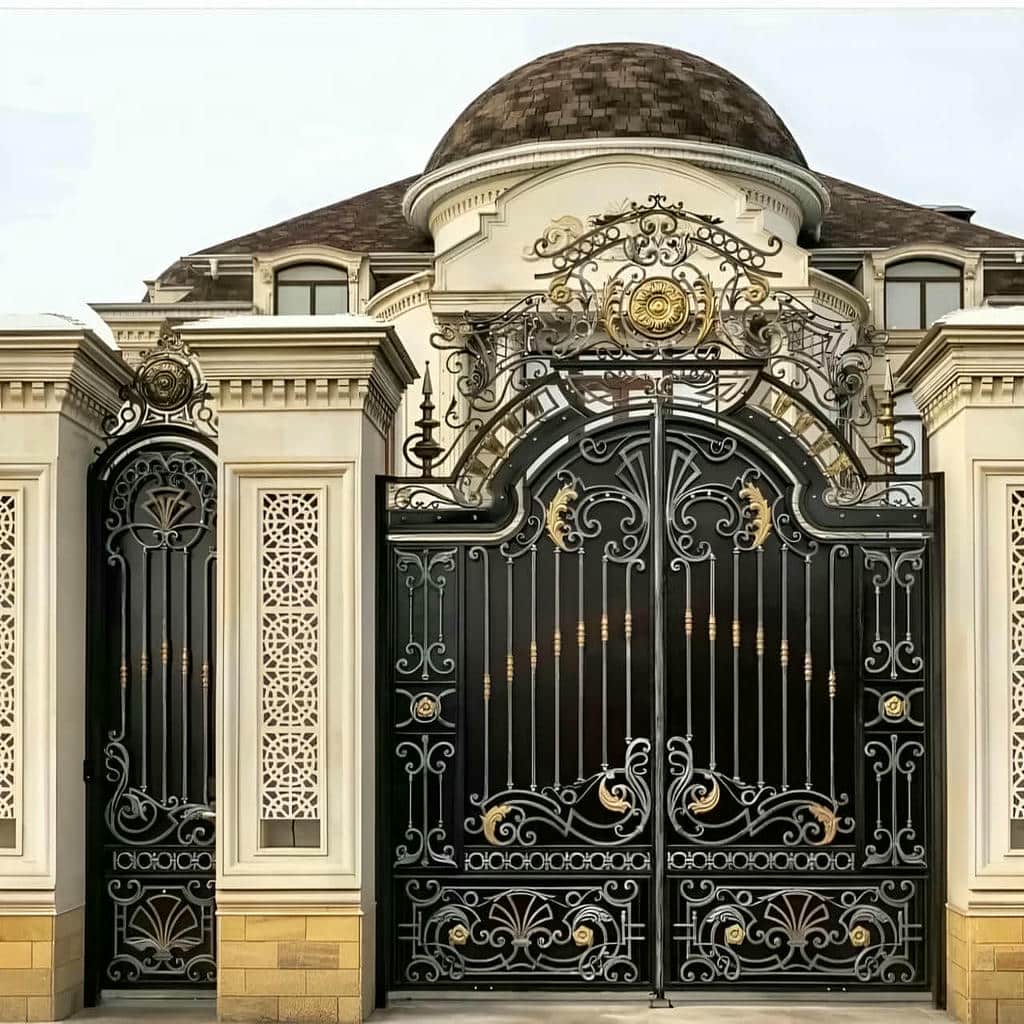 درب لاکچری حیاط با جزئیات طلایی
