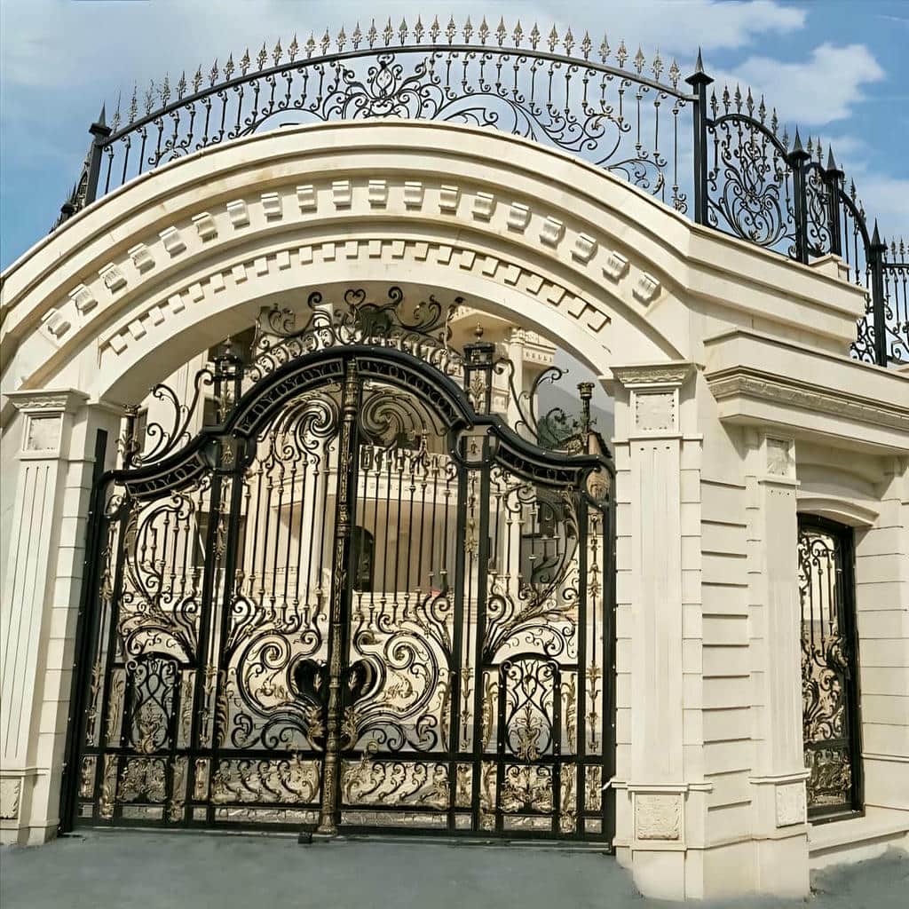 درب فلزی مشهد کنار نمای سنگی