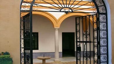 درب لاکچری حیاط مشهد با نمای سنگی روشن