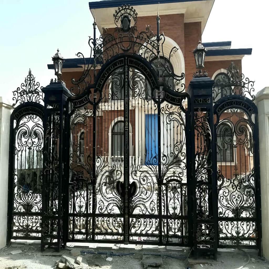 درب ساختمان فلزی با طراحی کم حجم