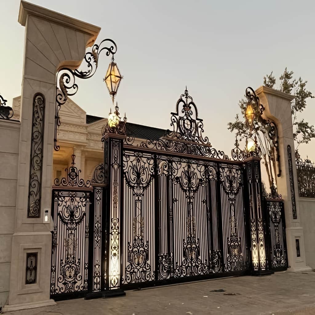 درب لوکس ویلا مشهد کنار دیوار بتنی روشن