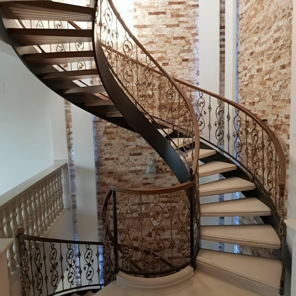دست انداز فرفورژه طلایی در فضای کلاسیک