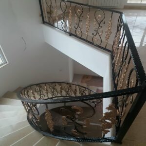 نرده پله کلاسیک فرفورژه در راه پله مشهد