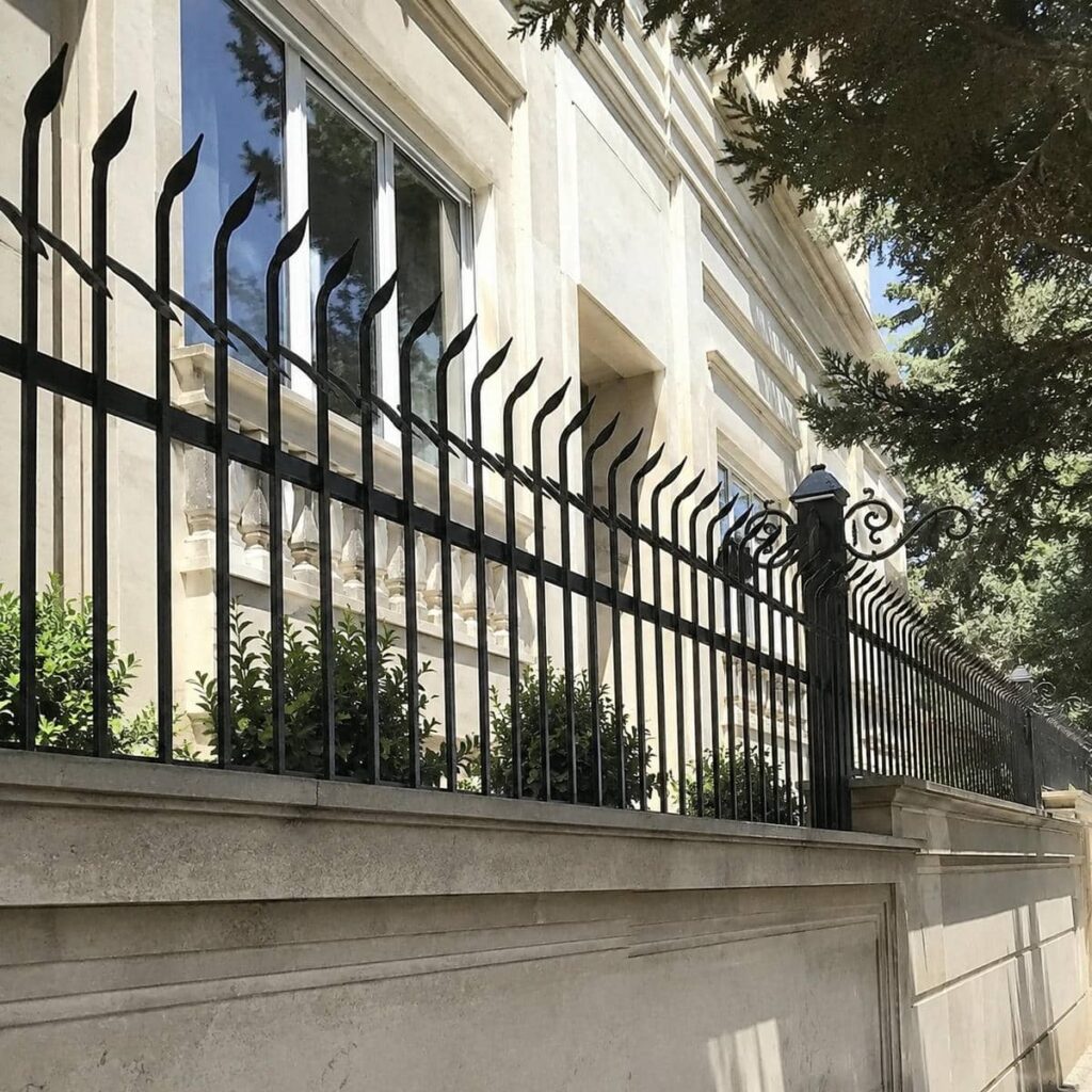 گارد فلزی دیوار با پوشش تیره