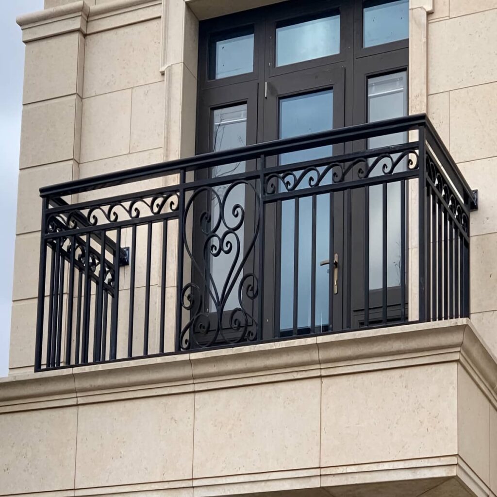 نرده مدرن بالکن مشهد با فرم هندسی نرده مدرن بالکن مشهد با فرم هندسی