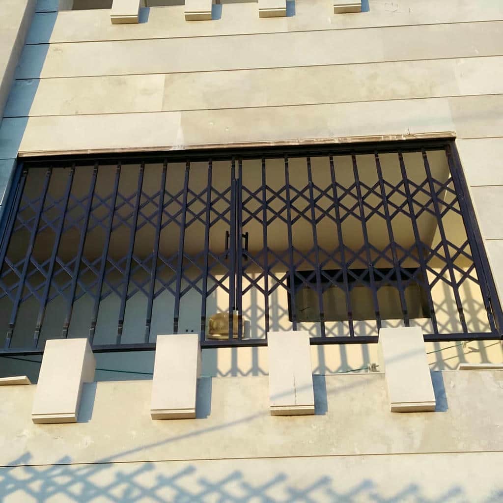 حفاظ پنجره متحرک مشهد کنار نمای سنگی